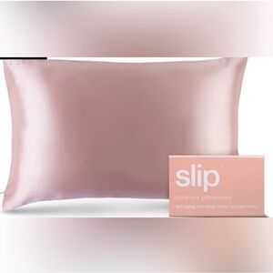 slip
PINK QUEEN ZIPPERED PILLOWCASE